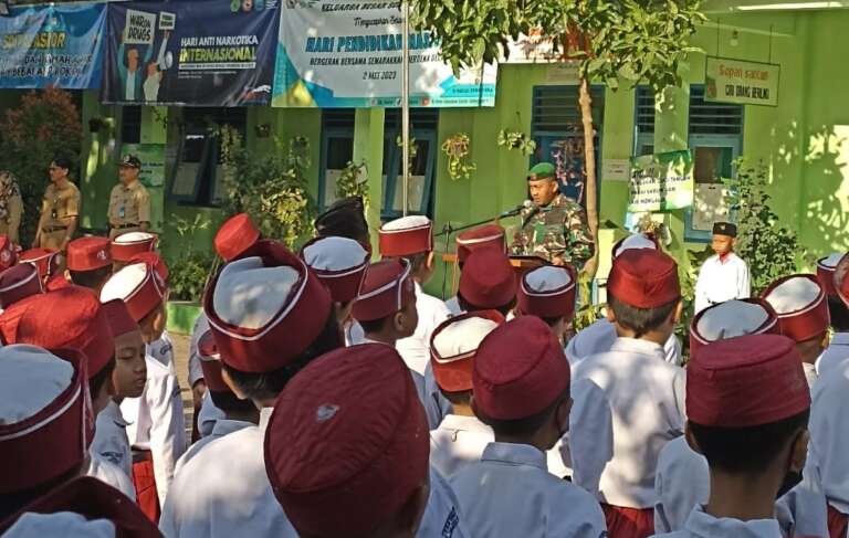 Bentuk Profil Pelajar Pancasila, Serda Brama Jadi Pembina Upacara Di SDIT Al-Asror