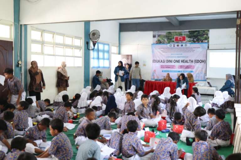 Peduli Generasi Muda, Unair Gelar Pengmas One Health Pada Anak Usia SD di Surabaya