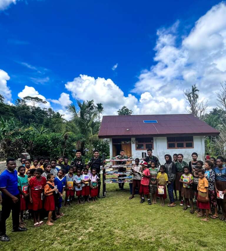 Perpustakaan Keliling Yonif 122/TS Datang, Anak-Anak Papua Senang