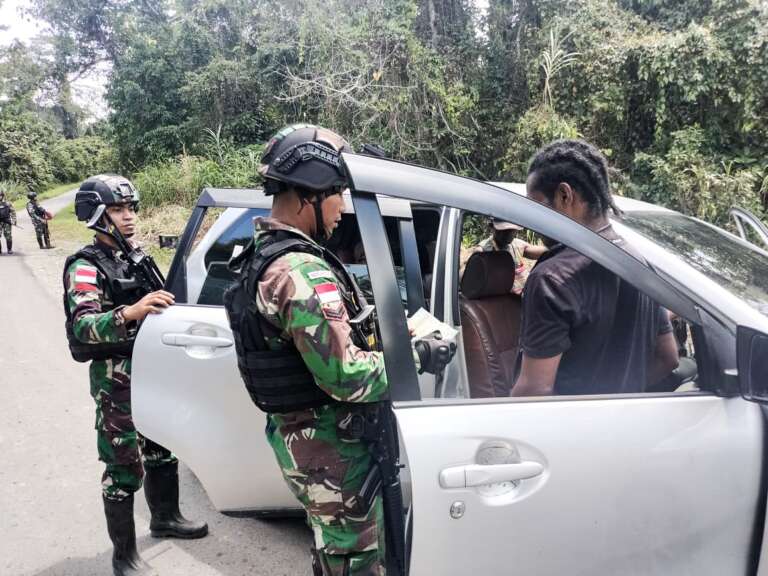 Ciptakan Kondusifitas Perbatasan, Satgas Yonif 122/TS Pos Kalilapar Gelar Pemeriksaan Sepanjang Jalan Trans Papua