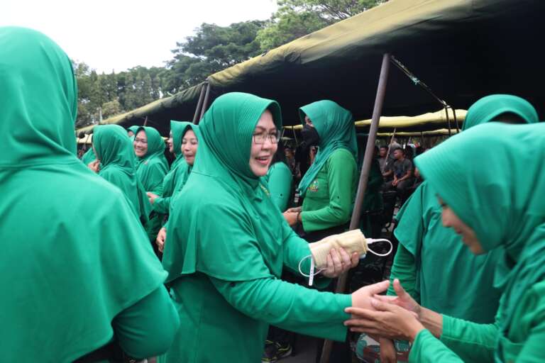 Dampingi Kunker Pangdam V/Brawijaya Ke Yonzipur 5/ABW, Inilah Pesan Ketua Persit KCK Daerah V/Brw Pada Istri Prajurit