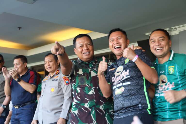 Pantau Langsung Pertandingan Persebaya vs Arema, Pangdam Mayjen TNi Farid Makruf: Sepakbola Olahraga Berdaya Tarik Besar!