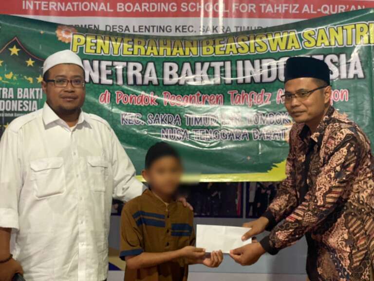 Terbang Ke Lombok, NBI Serahkan Langsung Beasiswa Pada Puluhan Santri Yatim Ponpes Al-Furqon