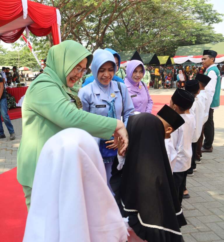 Dampingi Pangdam Giat Baksos, Ny. Shally Farid Makruf: Mempererat Silaturahmi Keluarga Besar TNI Dan Masyarakat!