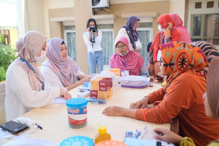 Datangi Masyarakat Pesisir, Departemen Kesehatan Kulit dan Kelamin FK Unair Lakukan Edukasi Pencegahan Kanker Kulit