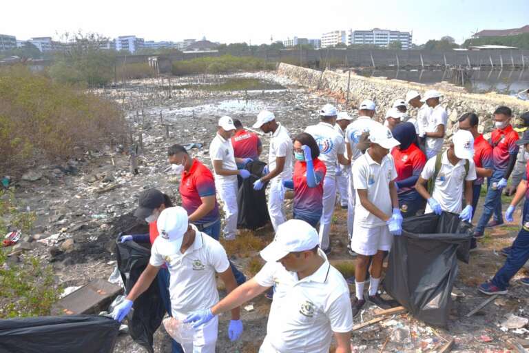 Bakamla RI Bersama Indian Coast Guard Ship Bersihkan Bibir Pantai Marunda