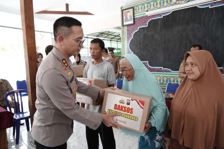 Polisi Peduli, Ratusan Warga Terima Bantuan Sosial Dari Polres Ponorogo