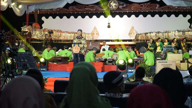 Pagelaran Wayang Kulit HUT ke-78 TNI di Kediaman Panglima TNI, Danrem 081: Wayang Budaya Yang Harus Dilestarikan!