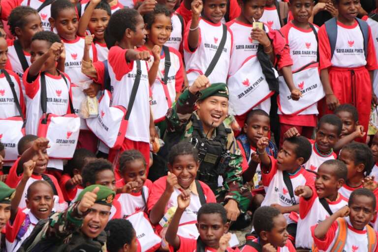 Semarak HUT ke-78 TNI, Satgas Mobile Yonif 411 Kostrad Bagikan 1.200 Paket Peduli Gizi dan Pendidikan Untuk Anak-Anak Papua