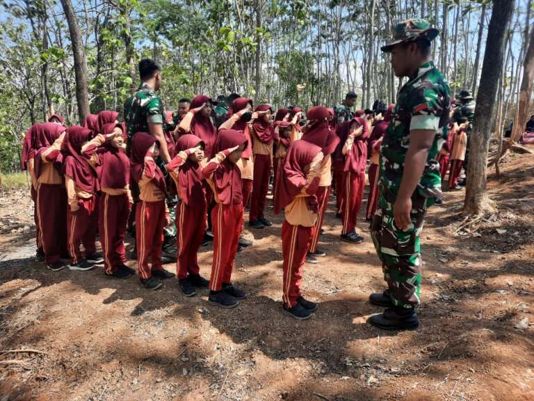 Outingclass SDIT Ibnu Sina ‘Geruduk’ Makoramil Jatisrono Dan Satgas TMMD, Ada Apa Gerangan?