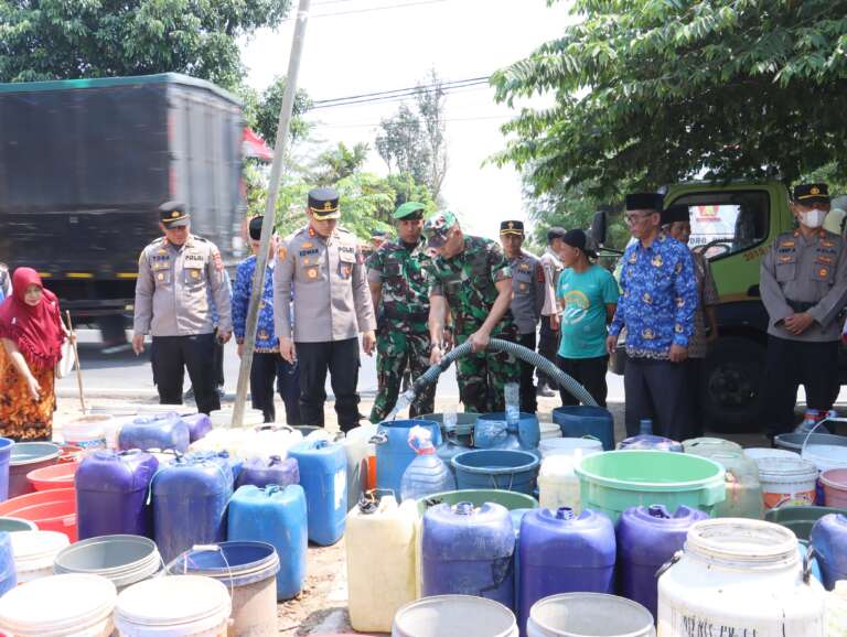 Peduli Masyarakat Saat Krisis Air, Dandim 0619/Purwakarta Distribusikan Air Bersih Kepada Warga