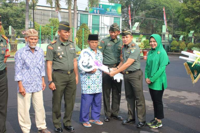 Kelar Direvonasi, Dandim Purwakarta Serahkan Kunci Kepada Penerima Manfaat Rutilahu