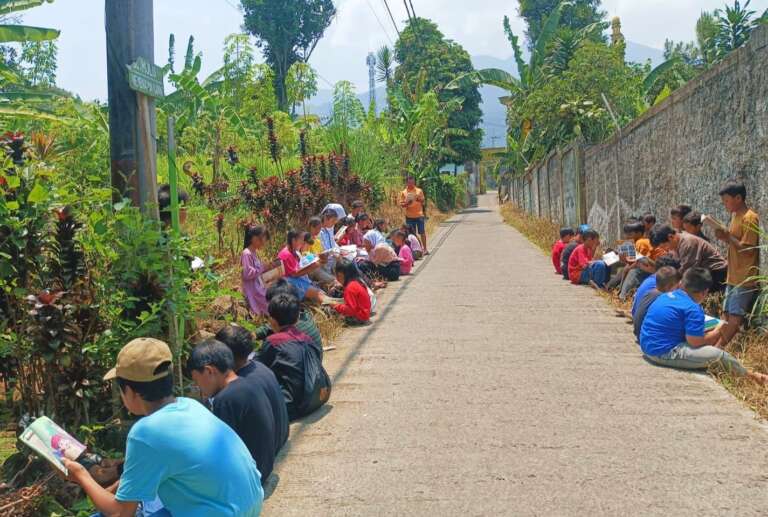 Ketika Jalanan Dipenuhi Anak-Anak yang Membaca Buku