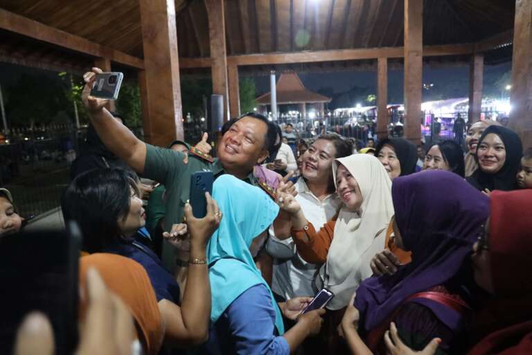 Kunjungi Pasar Malam Lapangan Makodam Brawijaya, Mayjen TNI Farid Makruf Disambut Antusias Pelaku UMKM