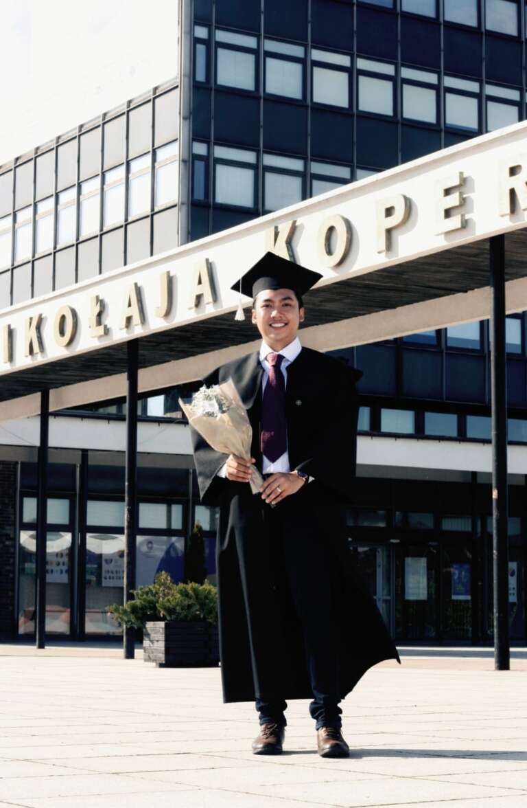 Cerita Ary, Wisudawan Terbaik dari Unair Indonesia Hingga Kampus Polandia Dengan IPK Sempurna