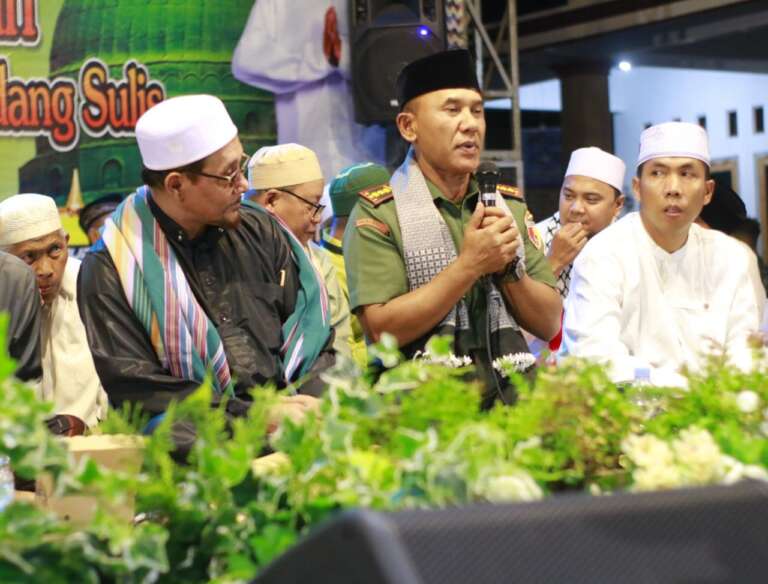 Hadiri Bulusulur Bersholawat, Danrem 081/DSJ: TNI-Polri Penjaga Keamanan, Kiai Penjaga Keimanan!
