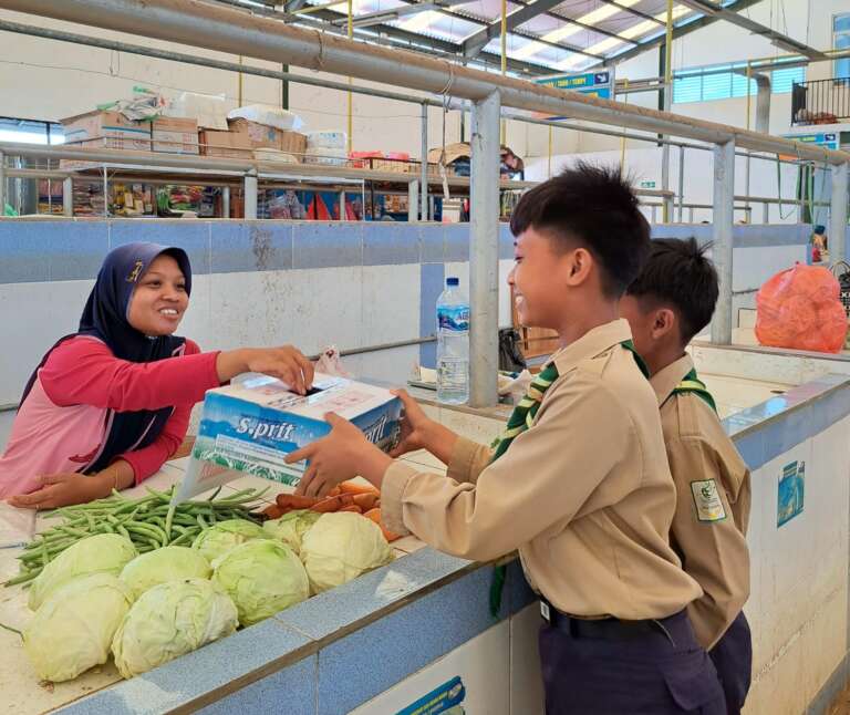 Peduli Palestina, Pelajar SD Muhammadiyah 3 Bungkal Gelar Penggalangan Donasi Keliling Pasar