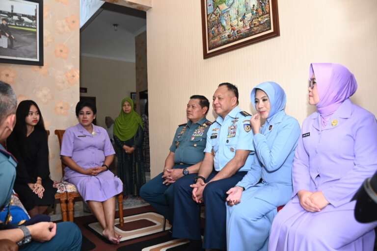 Ke Malang, Ny. Shally Farid Makruf Dampingi Ibu Vero Yudo Margono Takziah Ke Kediaman Keluarga Perwira TNI AU Yang Gugur Dalam Kecelakaan Pesawat Super Tucano
