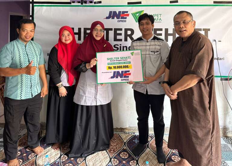 Peduli, JNE Salurkan Zakat Pada Rumah Singgah Pasien Dompet Dhuafa Sultra
