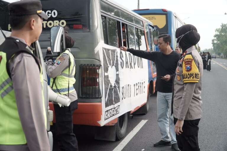Polres Ponorogo Kawal Rombongan Pesilat Pendekar PSHT Cabang Ponorogo Dalam Momen Deklarasi Pemilu Damai
