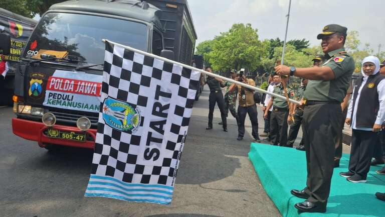 Bersama Pangdam dan Kapolda, Khofifah Berangkatkan Bantuan Kemanusiaan Jatim Untuk Palestina