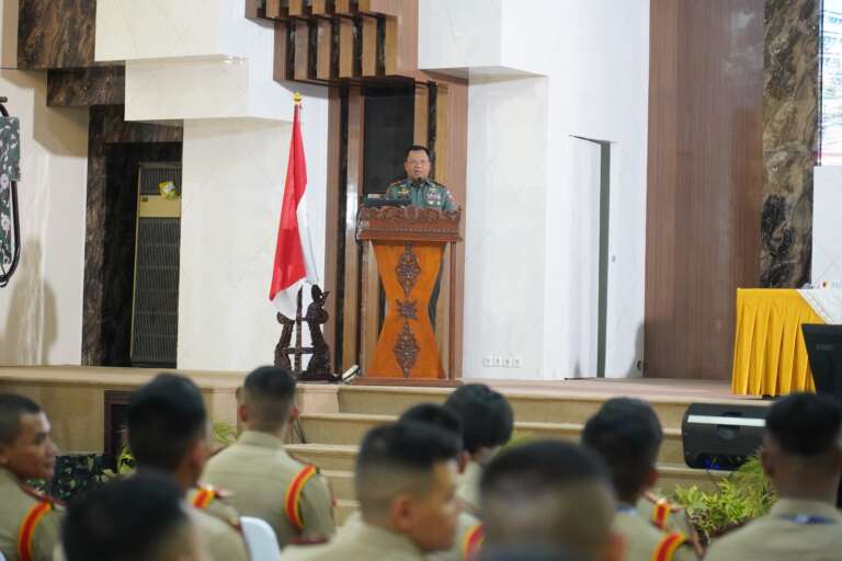 Beri Pembekalan Taruna/i AAL, Pangdam Brawijaya: Jadilah Perwira Terbaik dan Berkontribusi Pada Negara!