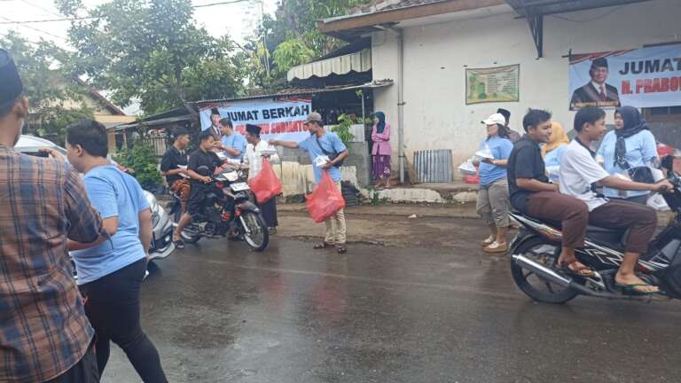 Jumat Berkah, Prabowo Subianto Bagikan Paket Nasi dan Susu Bagi Pada Warga Ponorogo