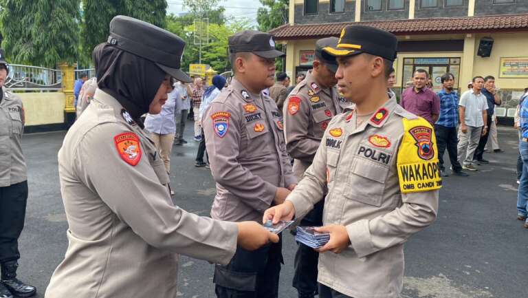 Jelang Pemilu 2024, Polres PurbaIingga Bagikan Buku Saku Pedoman Netralitas Polri