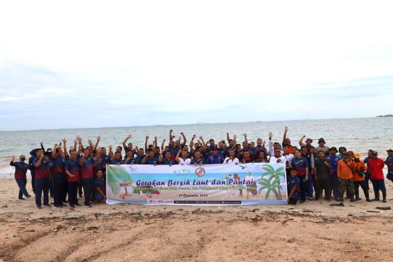 Dukung Pemerintah, Lantamal IV Bersihkan Pesisir Pantai Alio