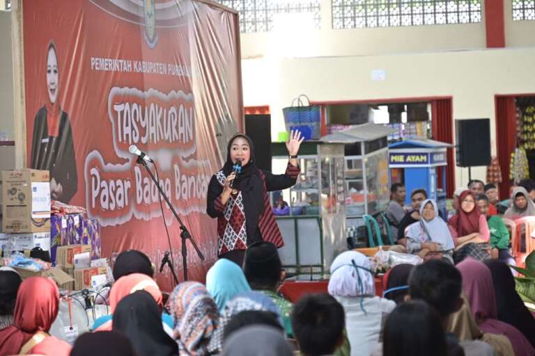 Resmikan Pasar Badog Bancar, Bupati Tiwi: Tak Lagi Becek dan Macet, Tambah Laris!