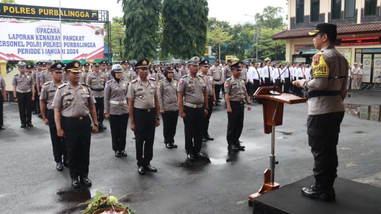 Hadiah Akhir Tahun 2023, 76 Personel Polres Purbalingga Naik Pangkat