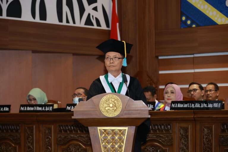 Teliti Potensi Limbah Cangkang Kepiting Untuk Industri Komersil Prostodonsia Antar Michael Josef Jadi Guru Besar