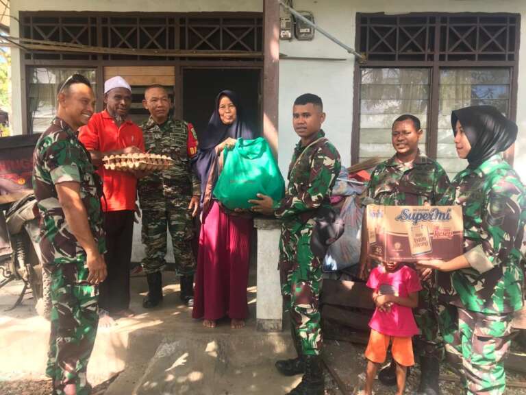 Jumat Berkah, Jajaran Kodam Kasuari Sapa Masyarakat Dengan Membagikan Paket Sembako
