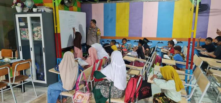 Inspiratif, Kompol Billy Gustiano Barman Berikan Pengajaran Kepada Anak-Anak di Daerah Kumuh Jakarta
