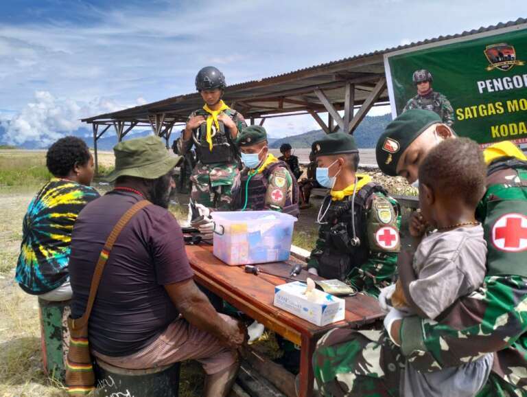 Masyarakat Sinak Sulit Akses Kesehatan, Satgas TNI 300 Siliwangi Berikan Pengobatan Massal Gratis