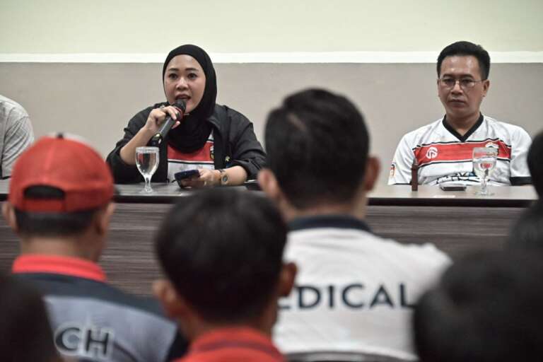 Beri Motivasi Pemain dan Official, Bupati Tiwi: Ayo Wujudkan Mimpi Persibangga Juara!