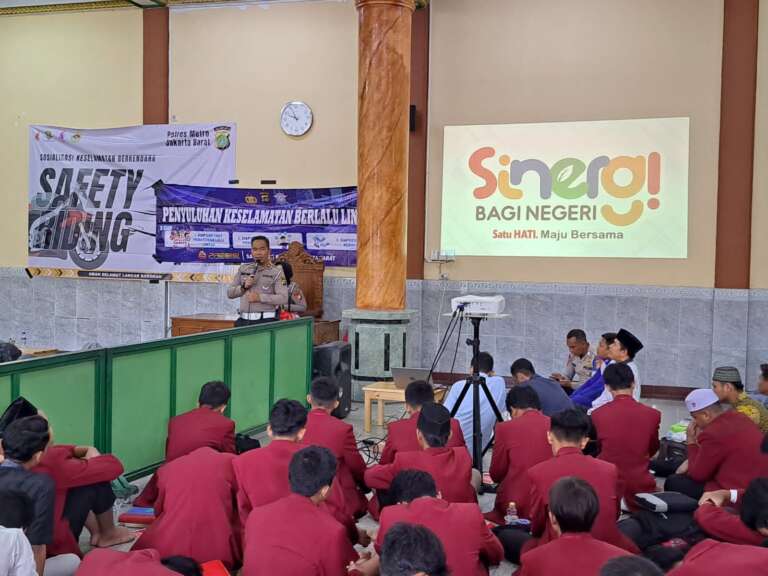 Satlantas Polres Metro Jakbar Sosialisasikan Keselamatan Berkendara Pada Santri Ponpes Baitul Muttaqin LDII