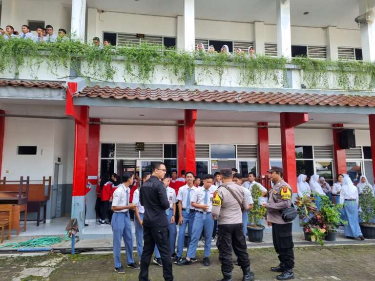 Edukasi Pelajar, Polres Banyumas Bagikan Stiker Larangan Knalpot Brong di Sekolah