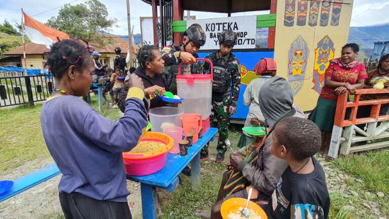 Peduli, Satgas 330 Tri Dharma Kostrad Bantu Tangani Pengungsi