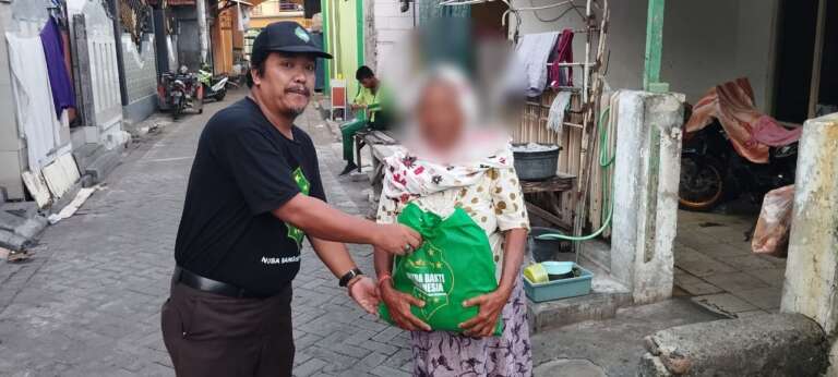 Lagi, Gus Lilur NBI Gelontorkan Ratusan Paket Sembako Untuk Warga Kurang Mampu Surabaya dan Gresik