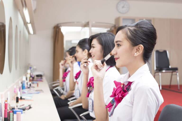 Mengapa Pramugari dan Pramugara Selalu Terlihat Menarik?