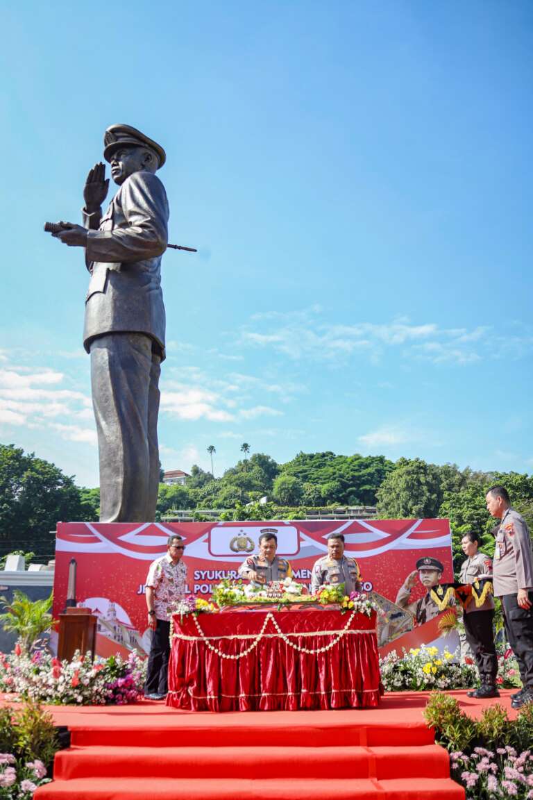 Resmikan Monumen Patung Hoegeng Iman Santoso, Kapolda Jateng: Spirit Beliau Tertanam di Hati Personel Polri!