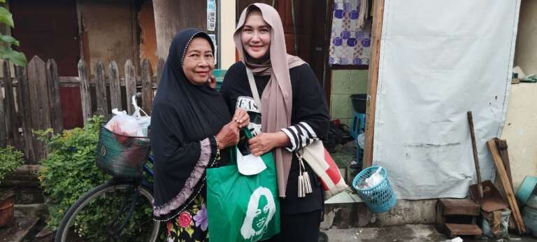 Wajah Berseri Warga Kendangsari Menerima Bantuan Ratusan Paket Sembako Dari Gus Lilur NBI