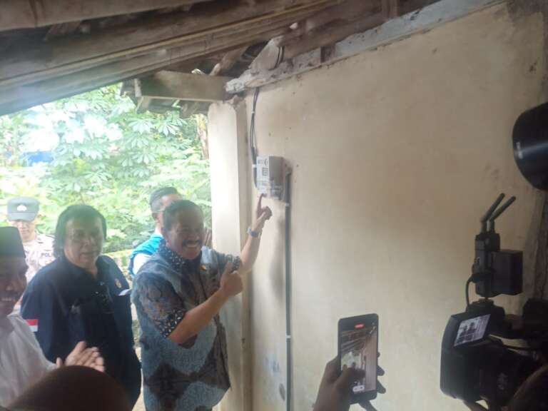 Ribuan Warga Kurang Mampu Terima Bantuan Pasang Baru Listrik