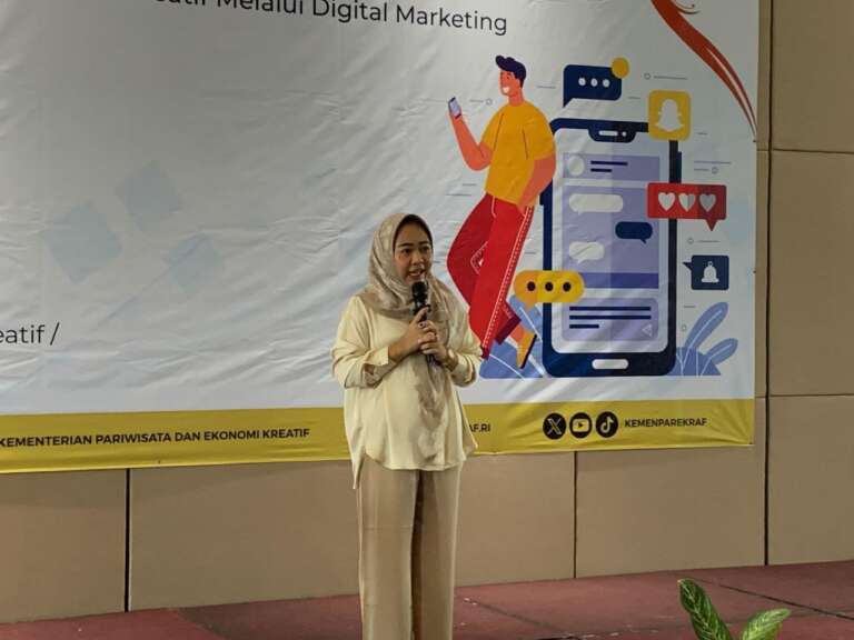 Buka Bimtek Pelaku Ekraf, Bupati Tiwi: Pelaku Ekonomi Kreatif Harus Perkuat Jaringan Pemasaran!