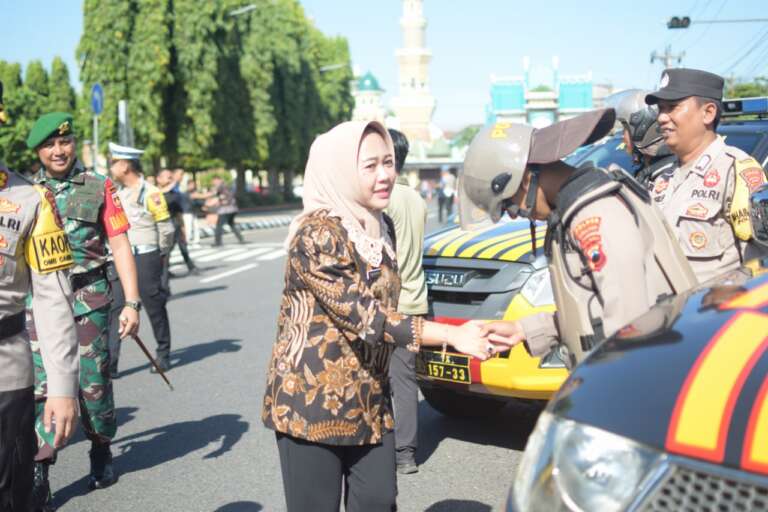 Apel Pengamanan TPS, Bupati Purbalingga Serahkan 5.928 Personil Linmas Pada Polres