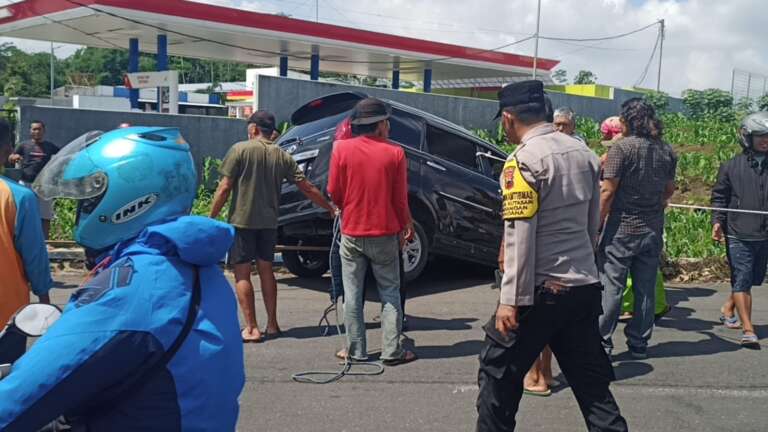 Belum Mahir Mengemudi, Mobil di Kutasari Masuk Selokan