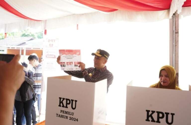 Gunakan Hak Suara, Pj Gubernur Sulawesi Barat Nyoblos di TPS 17 Simboro-Mamuju