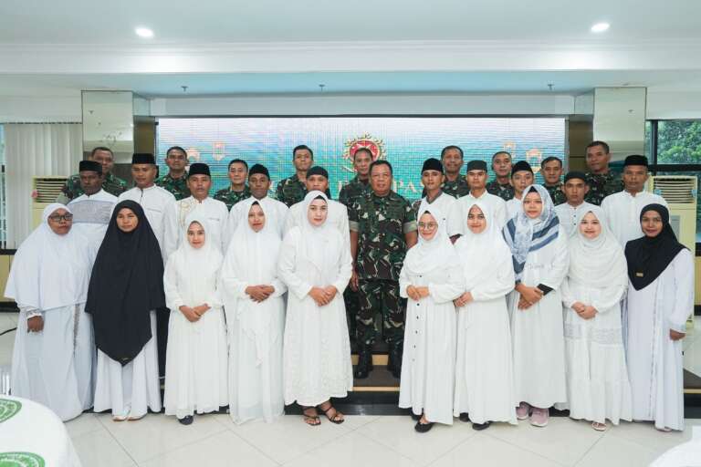 Kaskostrad Pimpin Pelepasan Peserta Umrah Penghargaan untuk Prajurit dan Persit Kostrad