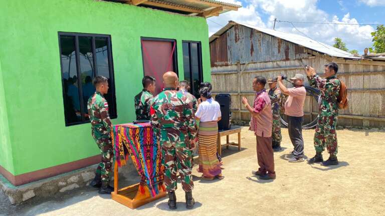 Renovasi Rumah Warga, Cara Satgas Pamtas RI-RDTL Pos Nanaenoe Peringati HUT Ke-59 Yonif 742/SWY